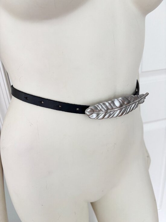VTG Feather Buckle Black Leather Boho Skinny Belt